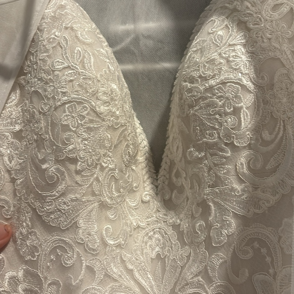 Elegant White Lace Wedding Dress - Picture 7 of 7